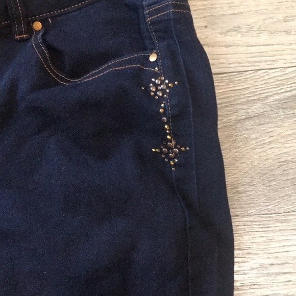 Woman’s Jeans - Picture 4 of 11